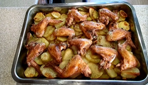 Куриные крылышки с картошкой в духовке. Картошка с курицей (2016)