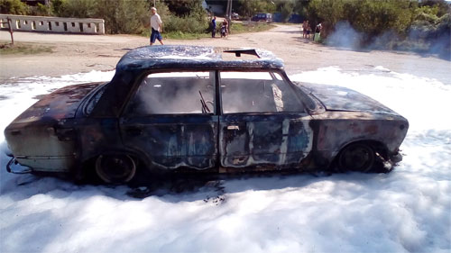 В Крыму посреди дороги сгорела "копейка" [фото]