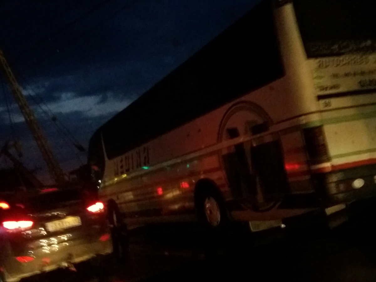 В ДТП на крымской трассе попали два автобуса, две легковушки и троллейбус [фото]