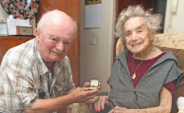 Удивительная свадьба: 100-летняя англичанка вышла замуж за 75-летнего избранника