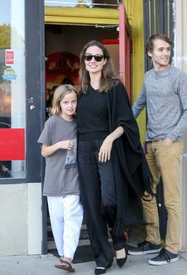 Анджелина Джоли замечена на одной из улиц Лос-Анджелеса с подросшей дочерью