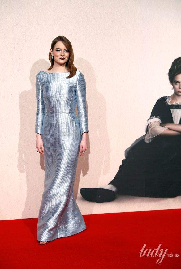 Эмма Стоун покрасовалась в сияющем платьице от Louis Vuitton